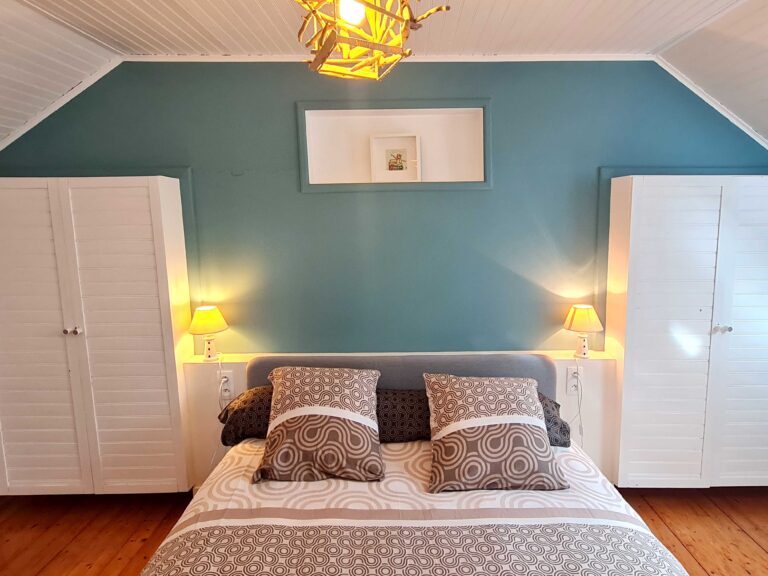 chambre bleue du gîte 6 personnes, chambre parentale avec lit bébé